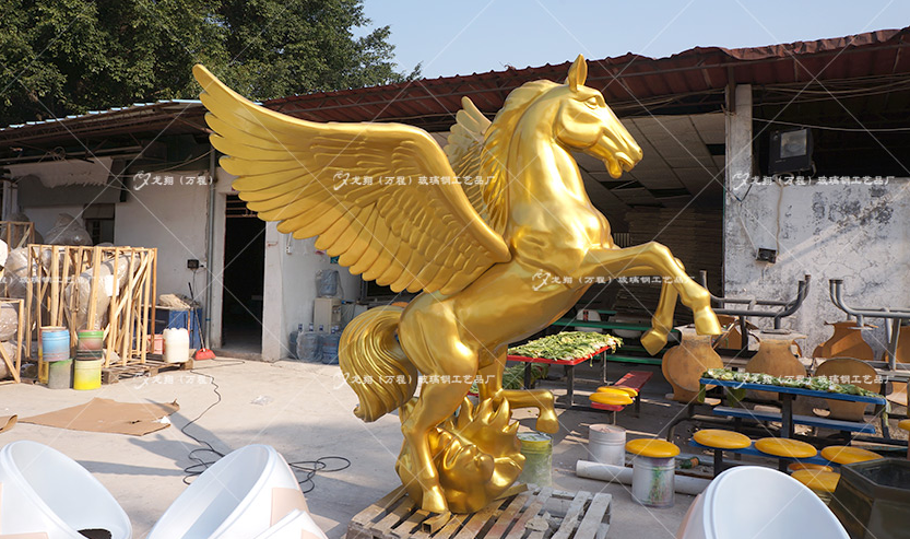  制作商場玻璃鋼雕塑時要注意哪些問題呢？